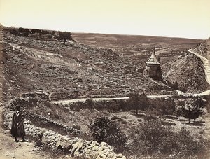 Panoramablick auf das Tal von Cedron oder Josafat mit dem Grab Absaloms am Stadtrand von Jerusalem. Ein Mann betrachtet die Aussicht von der Straße aus von Félix Bonfils