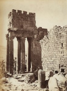 Die Ruinen des Tempels des Jupiter oder der Sonne, in der archäologischen Zone von Heliopolis oder Baalbek, antike syrische Stadt, jetzt Libanon von Félix Bonfils