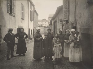 Gruppe von Erwachsenen und Kindern auf einer Dorfstraße in der Auvergne