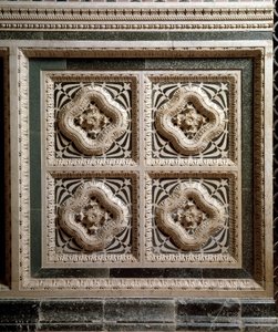 Detail der Marmorwand, die die Marmorkanzel stützt von Florentine School