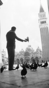 Japan und Italien: der Bildhauer Ernesto Michahelles genannt Thayaht auf der Piazza San Marco in Venedig