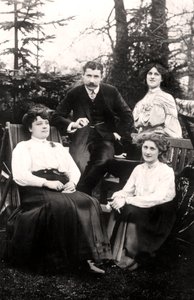 Zena 1887-1975 und Phyllis Dare 1890-1975, englische Schauspielerinnen, mit ihren Eltern, 1906