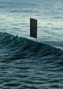 Surrealer Monolith-Ozeanwelle von Fran Rodríguez