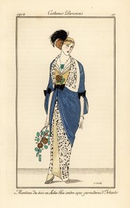 Frau im Abendkleid aus aschblauem Satin mit irischer Spitze. Manteau du soir en satin bleu cendre avec garnitures d’Irlande.