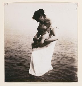 Montage einer Frau mit Baby und Meer im Hintergrund