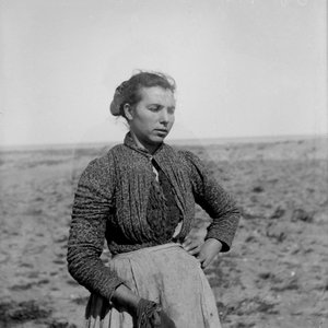Porträt eines jungen Bauern in traditioneller Kleidung, Abruzzen, Italien, ca. 1900
