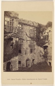 Carew Castle - Staatsgemächer im Innenhof von Francis Bedford