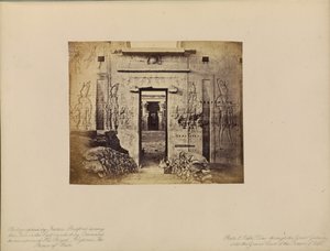 Edfu - Blick durch das große Tor in den großen Hof des Tempels von Edfu