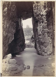 [Blick durch Felsen auf Turm auf Hügel] von Francis Bedford