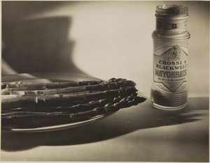 Stillleben mit Spargel und Mayonnaisenglas von Francis Bruguière