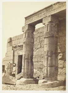 Portikus des Tempels von Goorneh, 1858-62 von Francis Frith