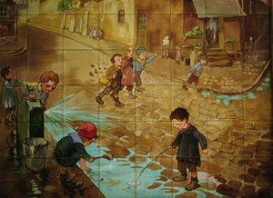 Fliesen, die Kinder darstellen, die auf der Straße spielen
