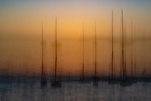 Verschwommene Sonnenuntergangssegelboote von Franco Tessarolo