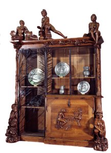 Möbel: Bücherregal aus Walnuss und Schmiedeeisen von Francois Hubert Carabin, 1890. Musée d