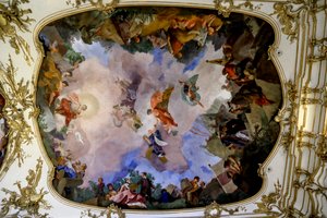 Deckenfresko in der großen Galerie im Schloss Schönbrunn, Allegorie des Friedens und Wohlstands, Wien, Österreich von Frank Buffetrille