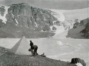 Der Teufelskessel, ein leerer Kessel in der südwestlichen Ecke des Granite Harbour, 1912, 1913 von Frank Debenham