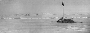 Der Wilson Piedmont Gletscher, zeigt die kontinuierlichen Eisklippen von Frank Debenham