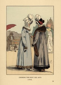 Modische Frauen mit Federhüten, Spitzenkragen und pelzbesetzten Kleidern. Überquerung der Pont des Arts, Paris