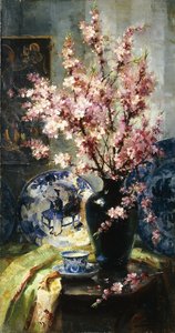 Apfelblüten und blau-weiße Porzellan auf einem Tisch von Frans Mortelmans