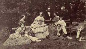 [Gruppenporträt von vier Frauen, zwei Männern und drei Kindern in einem Garten], 1850er-60er Jahre