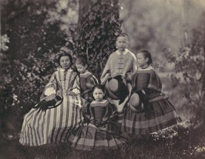 [Sitzende Dame im gestreiften Kleid mit vier kleinen Mädchen] von Franz Antoine