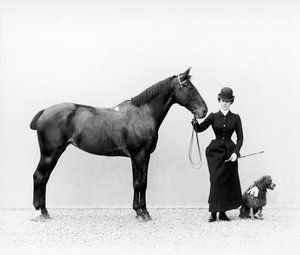 Porträt von Miss Walsh mit einem Pferd und einem Zwergpudel in der Villa di Montefonte, Poggio Imperiale, Florenz, um 1890