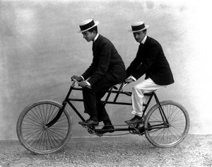 Zwei Männer auf einem Tandem, Florenz, 1895