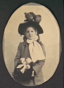 Mädchen im Spazierkostüm mit Hut und Muff, 1890er Jahre