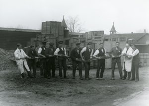 Eine 20 Fuß lange Python wird von elf Mitgliedern des Personals der Zoologischen Gesellschaft getragen, London Zoo, 1924