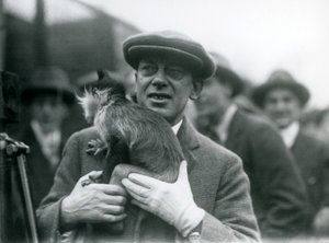 Ein Schwarzhauben-Mangabe, möglicherweise Freckles, mit seinem Betreuer, nimmt an einer Außenübertragung aus dem London Zoo teil, 1925