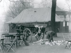 Aufräumen nach einem Feiertag im Londoner Zoo im Jahr 1924 (s/w Foto)