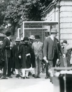 Sir Peter Chalmers Mitchell mit dem äthiopischen Regenten Haile Selassie und seinem Gefolge, Londoner Zoo, 1924