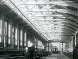 Das Löwenhaus mit fünf Männern bei der Wartung, Londoner Zoo, 1926 von Frederick William Bond