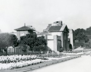 Das Reptilienhaus im London Zoo 1928 mit formalen Blumenbeeten entlang der Wege zum Eingang, London Zoo von Frederick William Bond