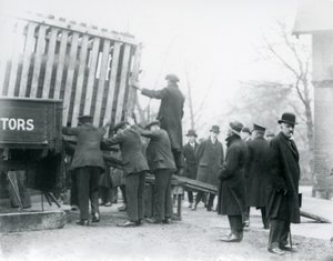 Entladen des neu angekommenen indischen Nashorns, London Zoo, 1924