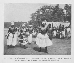 Ein Tam-Tam der Ehre in Abomey mit Sonnenschirmen der Häuptlinge im Hintergrund