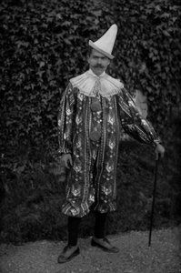 Ein Mann posiert in einem Clownkostüm, in der Abtei von Septfontaines, nahe Bourmont in Haute Marne. Fotografie Ende des 19. Jahrhunderts. Ducos Sammlung.