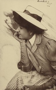 Eine junge Frau trägt einen Hut und raucht von French Photographer