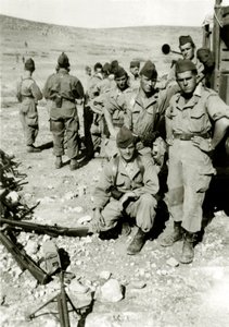 Algerienkrieg: junge französische Soldaten im Jebel um 1960 von French Photographer