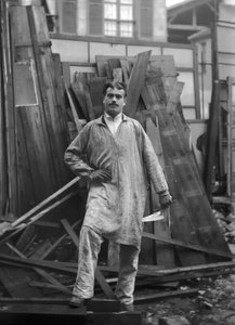 Handwerker in Arbeitskleidung, beschäftigt bei der Restaurierung der Abtei von Septfontaines, nahe Bourmont in Haute-Marne (Haute Marne), um 1880. Ducos Sammlung.