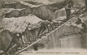 Chamonix - der Aufstieg des Mont Blanc. Kletterer überqueren eine Spalte