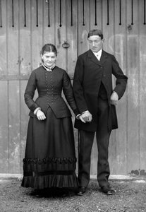 Paar am Sonntag zur Feier der Erstkommunion ihres Sohnes, in der Nähe von Bourmont in Haute-Marne, um 1880. Ducos-Sammlung.