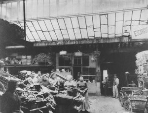 Cour du Heaume, rue Pirouette, Les Halles, Paris, 1910 von French Photographer