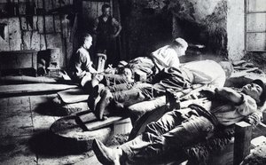 Messerschmiede bei der Arbeit in Thiers, Ende 19. Jahrhundert von French Photographer