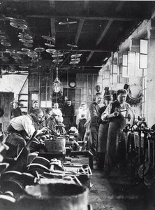 Messerschmiede bei der Arbeit in der Werkstatt, Frankreich, Ende 19. Jahrhundert von French Photographer