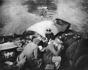 Alltagsleben der Obdachlosen von Paris, die in Gewölben Zuflucht suchen. Fotografie, Ende des 19. Jahrhunderts, Paris. Sammlung Selva. von French Photographer