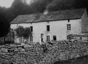 Bauernhof in der Nähe von Bourmont in Haute-Marne, um 1880. von French Photographer