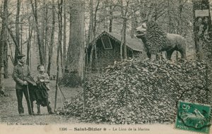 Vater und Sohn betrachten eine Löwenskulptur in Saint Dizier. Postkarte von 1913. Veröffentlicht von der Bibliothek von A Gauthier. von French Photographer