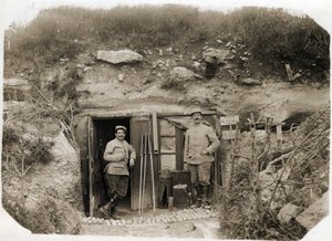 Erster Weltkrieg (1914-1918): der Kommandoposten von Leutnant De Benedetti, der Sekretär links, der Bataillonsfeldwebel rechts. Zwischen ihnen Signalraketen, Periskop, Torpedos. 05/1916