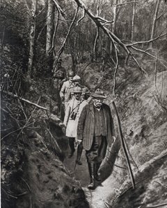 Erster Weltkrieg: "Der Präsident des Rates Georges Clemenceau bei einem seiner häufigen Besuche an der Front, begleitet von seinen Generälen, überquert einen Graben" In "Der Spiegel" 1918 von French Photographer